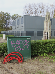 908499 Afbeelding van de 5,63 meter hoge replica van de Domtoren (rechts) op het terrein van de gemeentelijke kantoren ...